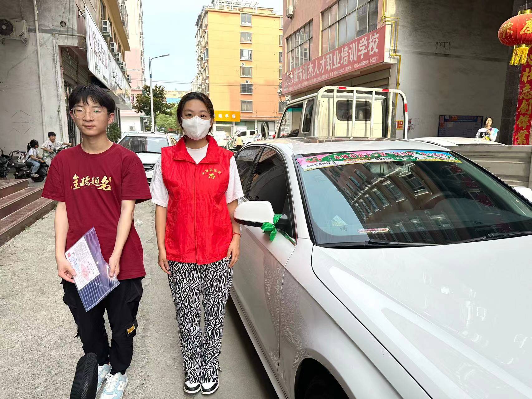 高考首日一大早,在永城市实验中学考点,三辆排列整齐的车辆吸引着路人