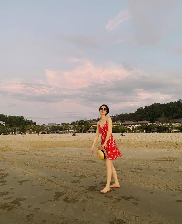 李亚鹏女友晒最新靓照,戴墨镜跷二郎腿,对镜飞吻又欲又撩_susie_李嫣