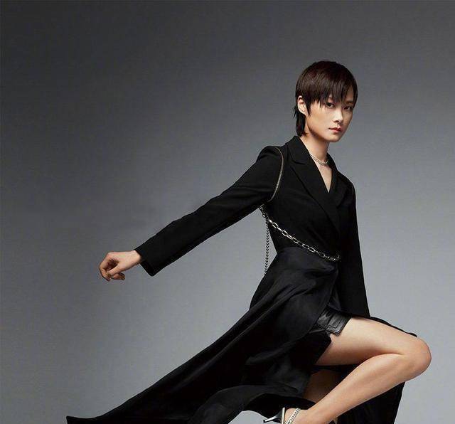 李宇春换上优雅的女装,演绎出高级魅力感,又注入了新鲜酷雅效果_展现