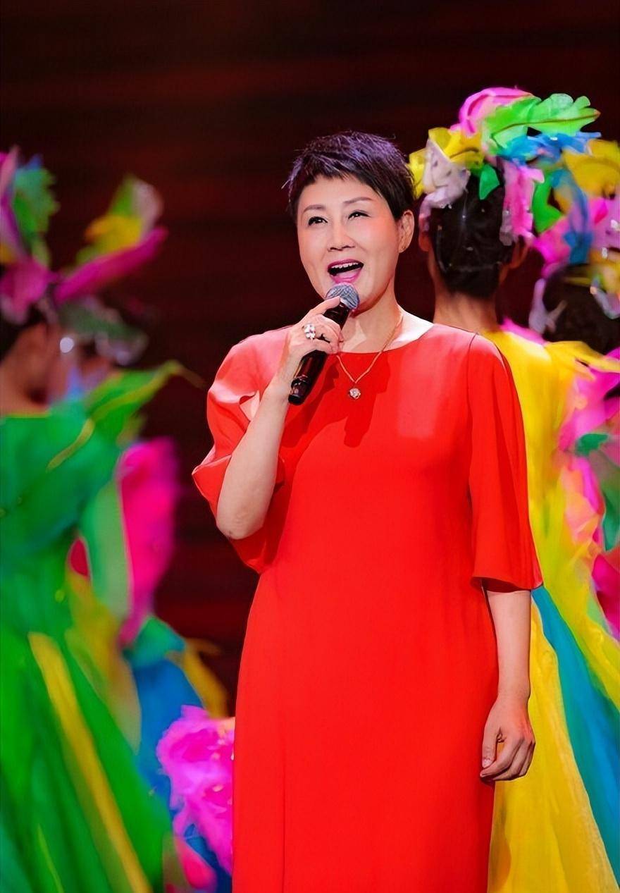 张凯丽不装嫩终于认老,穿旗袍笼罩赵雅芝!真妹假妹 - 大山娱乐八卦