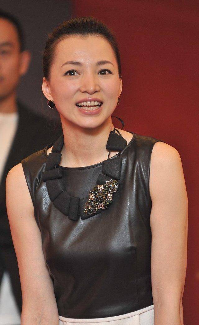 董卿把头发往后梳太显老,五官大变认不出来,穿靴子黑丝土气_发型_气质