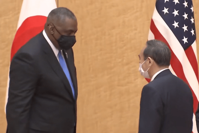 什么人值得尊重,美国人清楚,和我们握手的奥斯汀,自觉弯下了腰