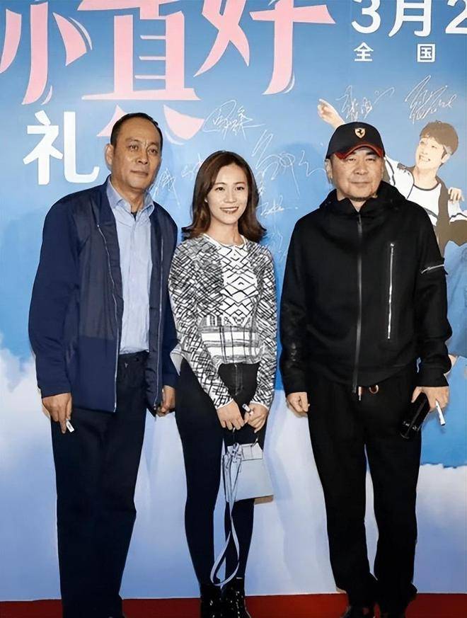 63岁张光北携妻女走红毯,小5岁老婆穿裙子身材好,女儿颜值高_气质