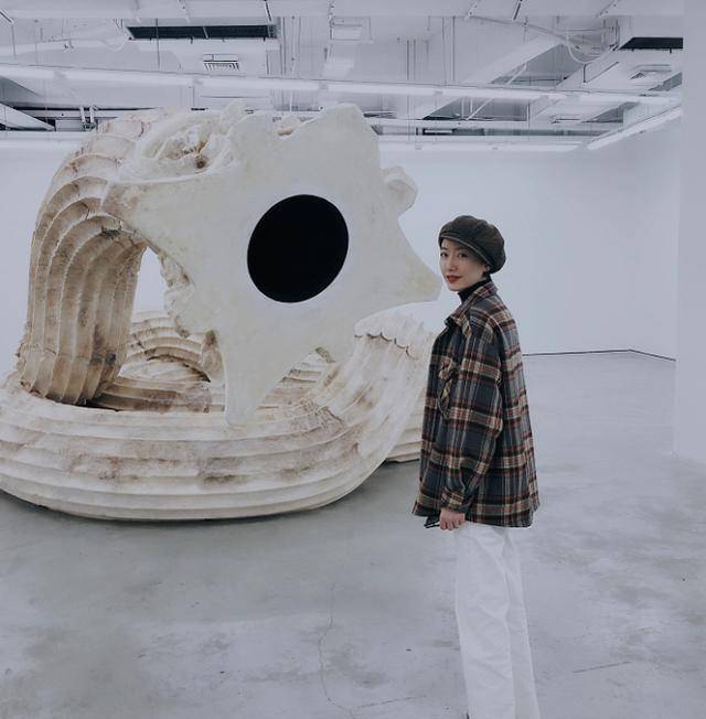 李亚鹏女友参观博物馆,一袭休闲装扮知性优雅,回眸一笑撩人心扉_susie