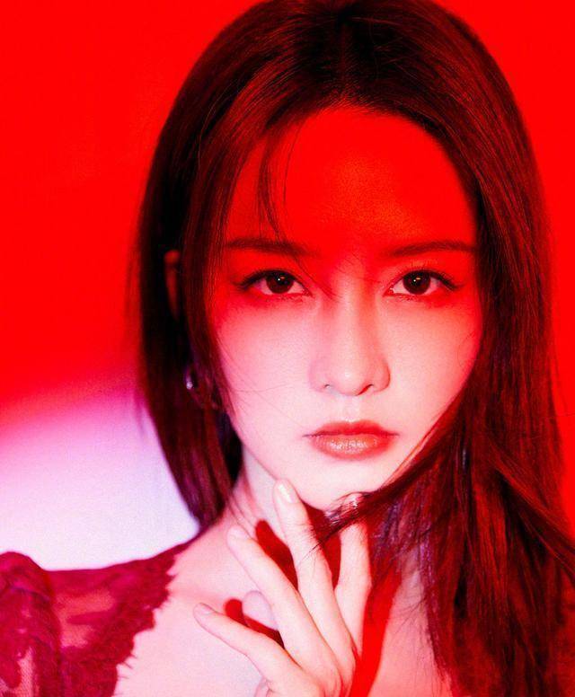 李沁为新剧造势晒最美证件照,白衬衣丸子头,气质绝美._感觉_设计_自然