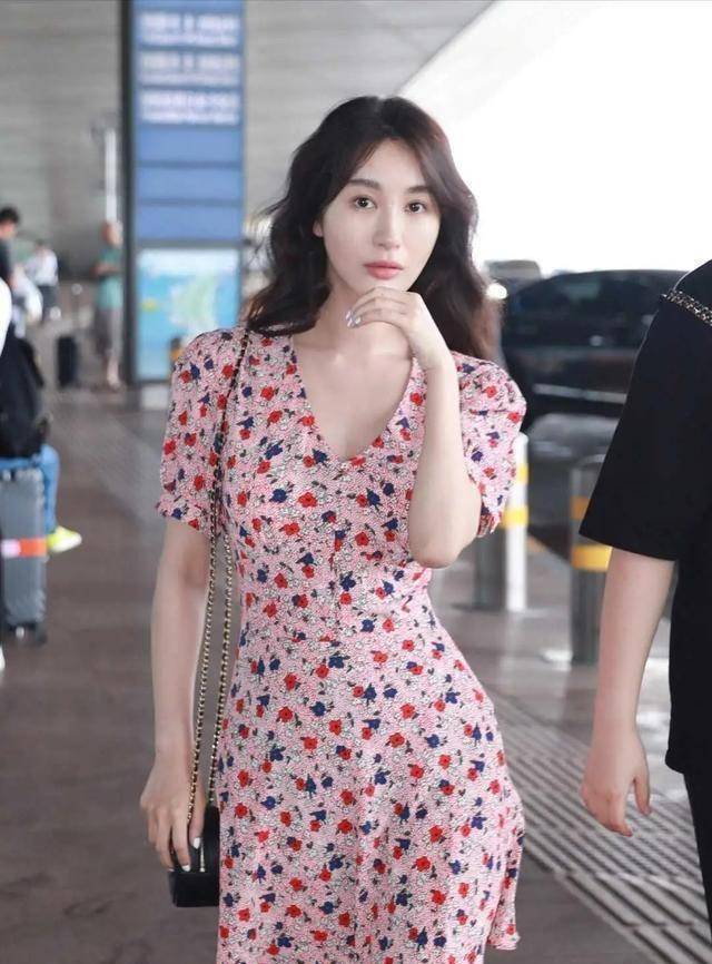 魅力值爆表,李菲儿这样的皮肤状态真的是惹人"嫉妒",这个年纪还能胶原