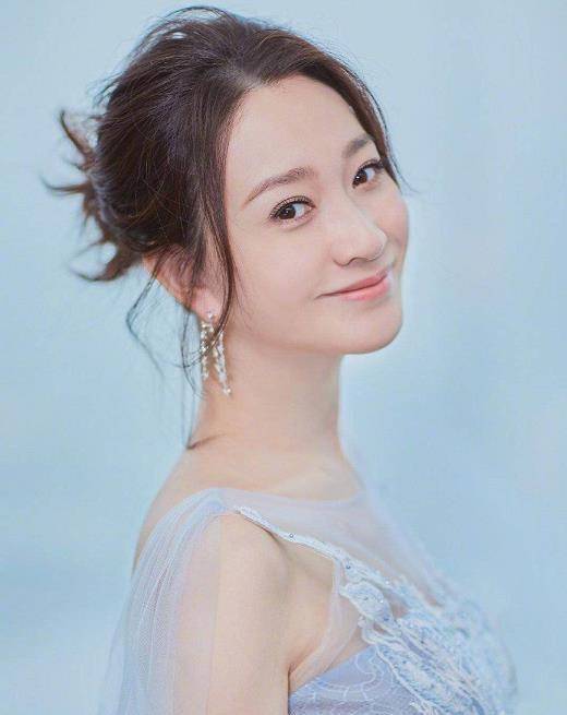 李小冉生日之际终于高调!一袭白纱配西装高级优雅,哪像43岁?