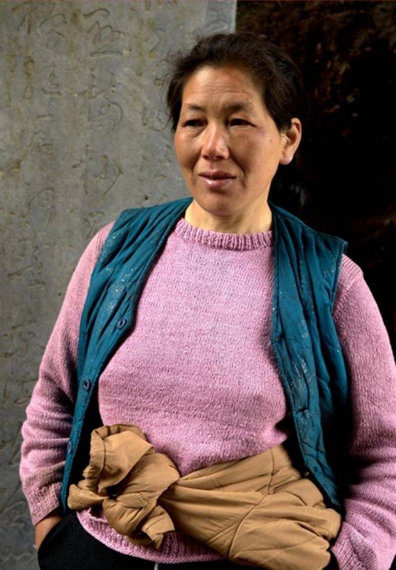 安徽单亲妈妈为养3娃,挑山20年,一趟只挣9元,却