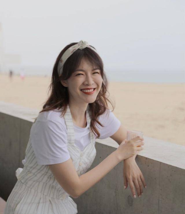 李艾晒一家三口海边玩沙,小灯泡头发凌乱一脸懵懂,呆萌又可爱_孩子