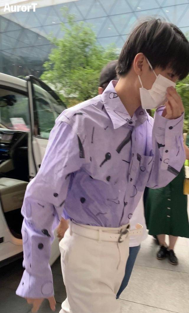 王俊凯的腰有多细,不仅空出一大截皮带,还把裤子衬得非常宽_紫色_衬衫