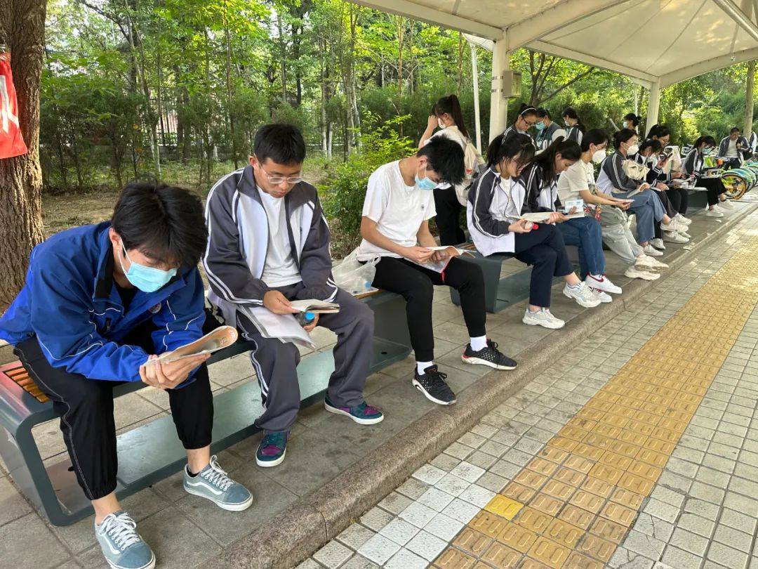 "老师,家长在校门口花式送考为他们加油打气一次击掌,一个拥抱传递的