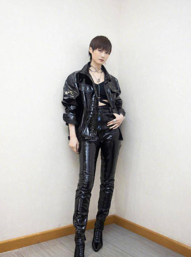 李宇春的"滑梯腿"绝了,黑皮裤低调奢华,系带短装露肚皮_look_西装_时