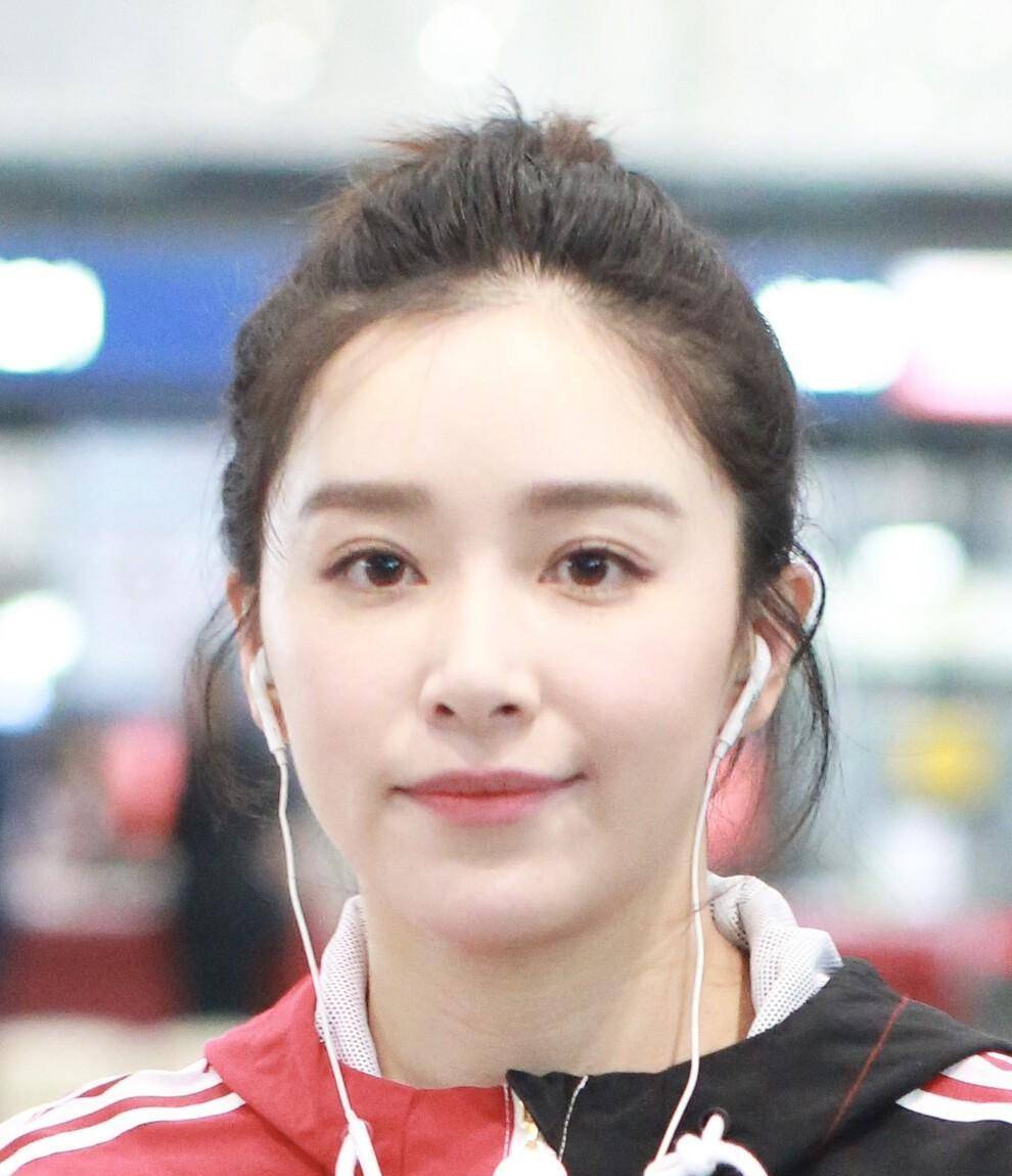 阚清子配证件照向尚雯婕和玲花作介绍,一个不会聊天一个耳朵不好_节目