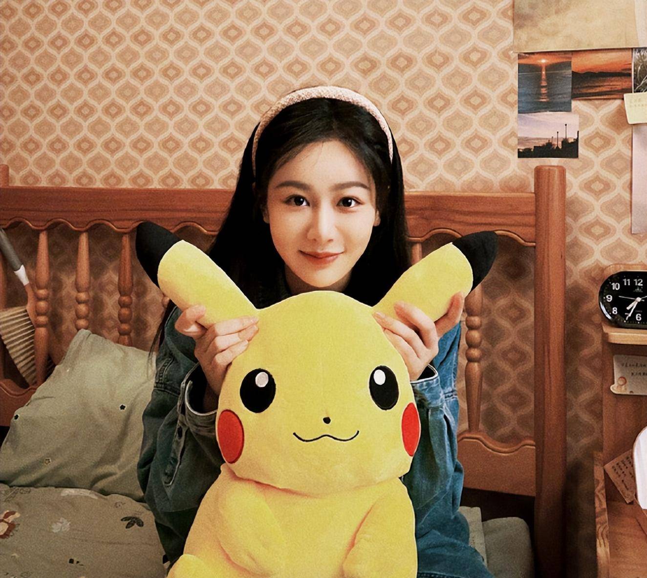 杨紫晒出自己抱着皮卡丘的照片,也是想要突出"发电助力",还不忘提醒