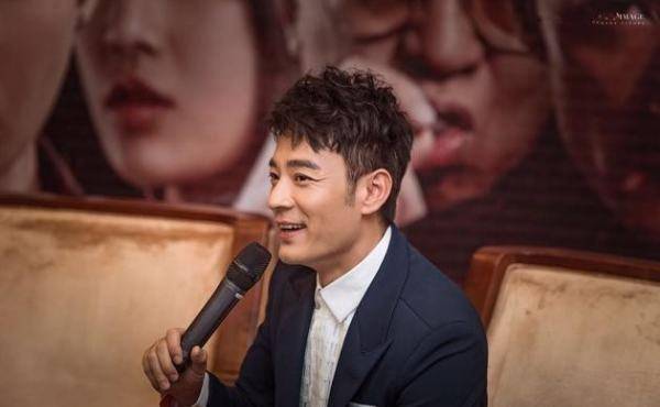 李光洁在《遇见幸福》中在飞机出行遇恶劣天气时还要凹造型,是为了