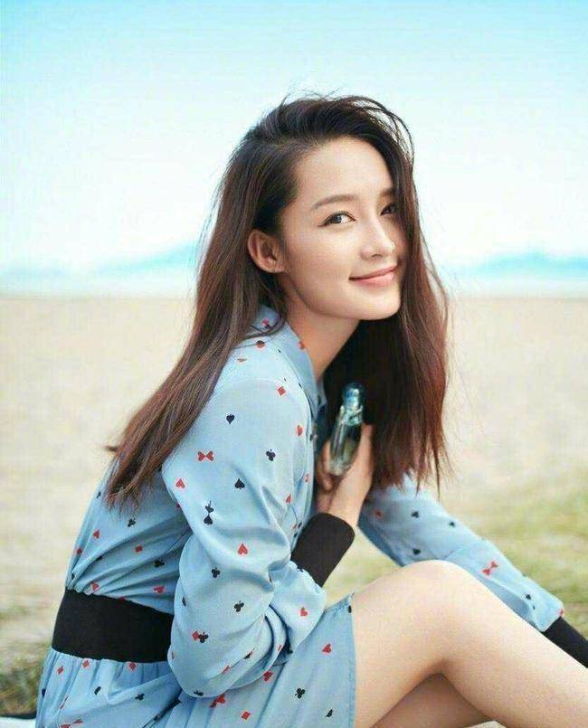 李沁的腿真的又长又细?路人拍下后故意不p图,真实腿型不过如此!