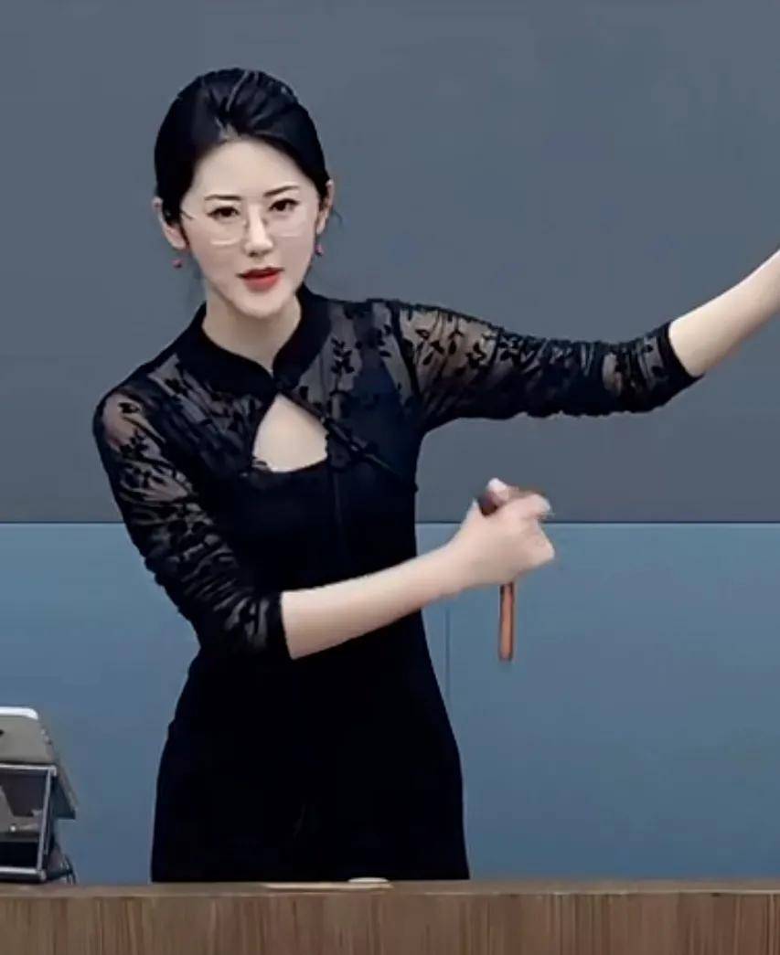 封号声,万两黄金,穿旗袍的女拍卖师走红了网_网络_图片_来自