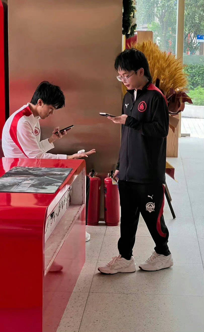 ag女老板菲菲对重庆狼队总经理的到来非常热情,热情招待了狼队总经理.