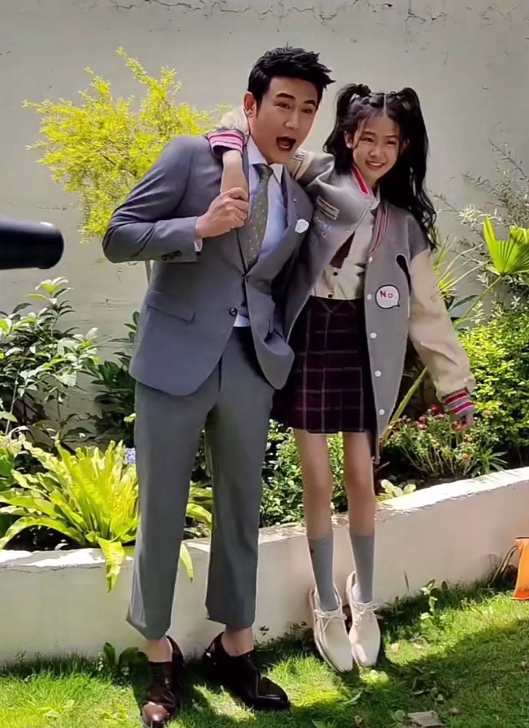 陆毅带女儿拍写真,15岁贝儿身高快赶上爸爸,一双"筷子腿"吸睛_身材