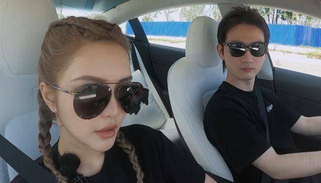 罗昊开豪车接周扬青约会,手中拿的饮料价值昂贵,原谅我喝不起_时候