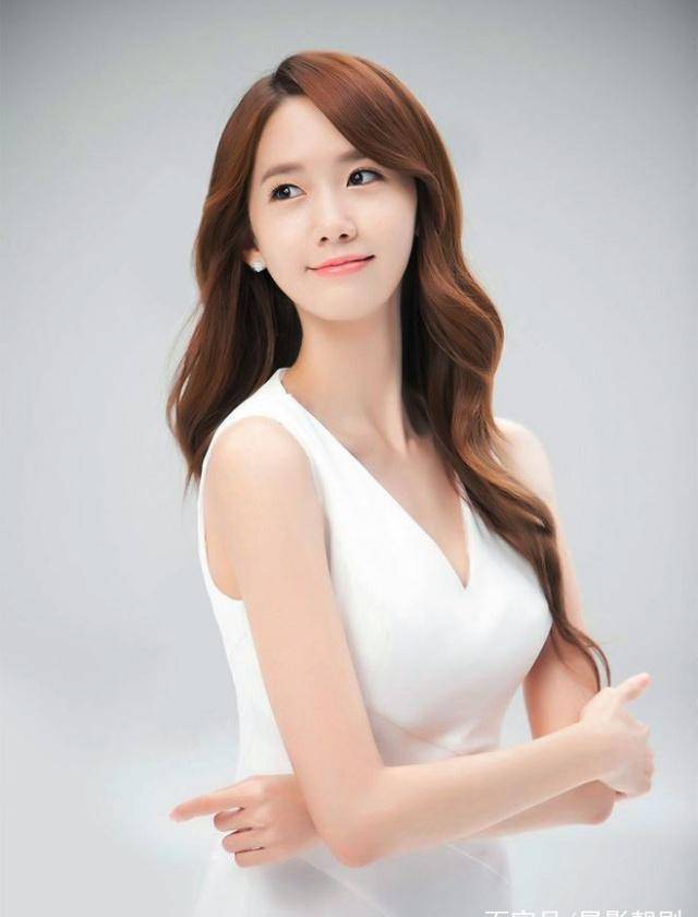 林允儿高领背心好甜,深v充满活力,网友:花纹连衣裙也不会土_话说_味道