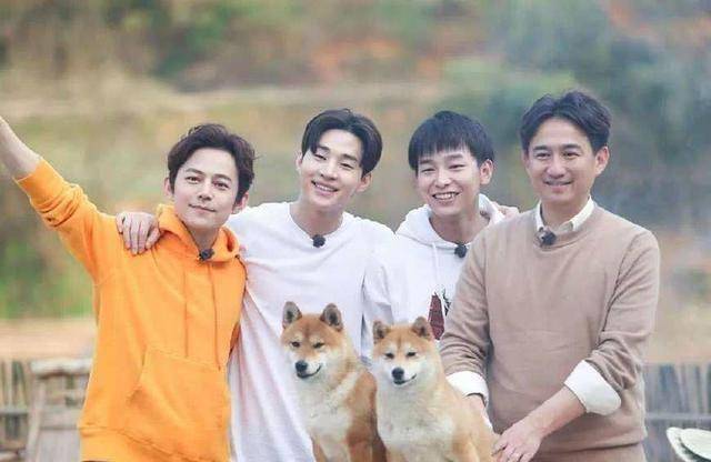 刘宪华是以歌手的身份出道,却是凭借综艺节目大火,这跟何炅,黄磊的