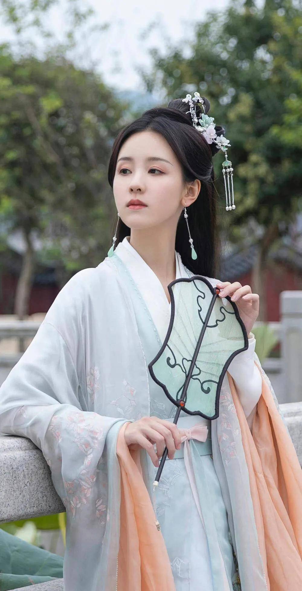 古装剧里分明削肩溜肩的才是真美女_肩膀_乔欣_剧中