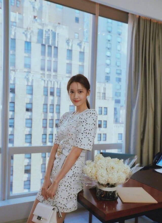 林允儿穿"荷叶袖"衬衫,搭百褶裙,夏装像她这样穿就美了!