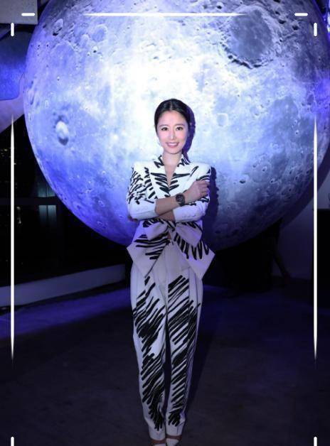 林心如生图又黑又瘦,同台何穗形成反差,为啥每次发型都老气?