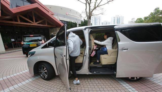 刘恺威开车接女儿放学,被问杨幂来港一事,刘恺威只回答了10个字_生活