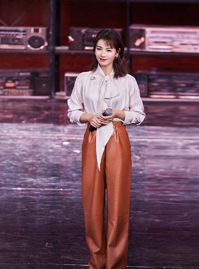 刘涛自带"光环"挡不住,穿衬衫 拖地阔腿裤好复古,高级感满满_风格