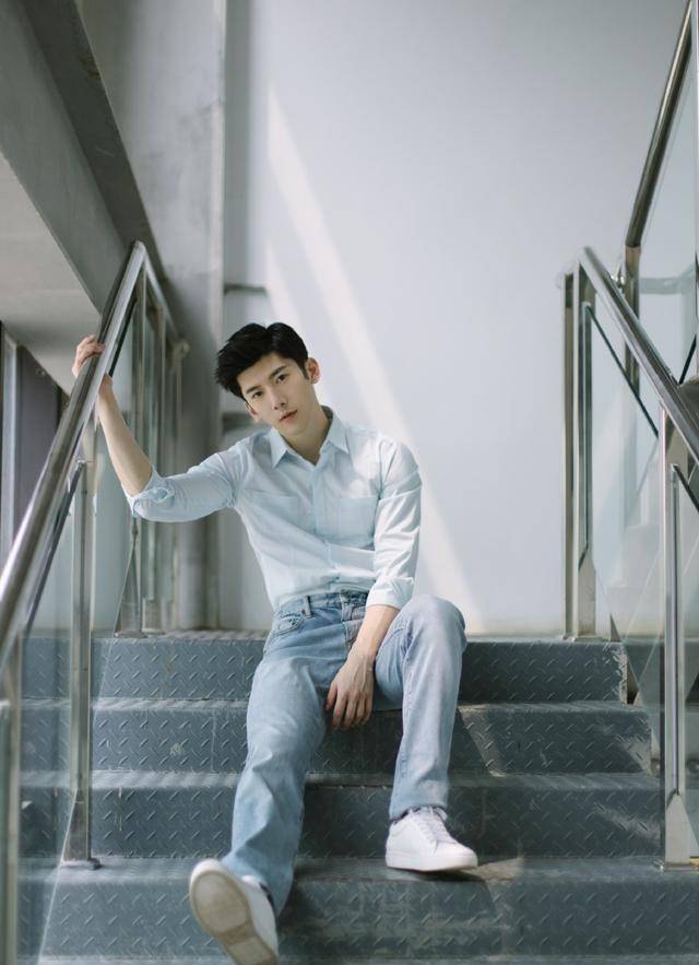 利落,吸睛竖线条纹衬衫,自带修身显瘦的效果,加上刘芮麟高挑的身材