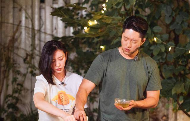 凌潇肃给老婆烤羊肉串,满脸黑灰很狼狈,却让人看到了他的真心_唐一菲