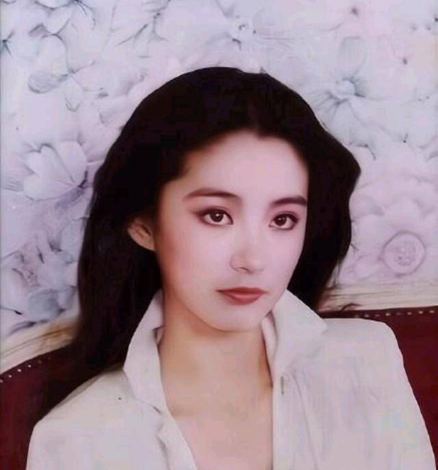 亦舒评价林青霞:"她的漂亮不在五官之间,而是一切皆尽善尽美,连鬓脚