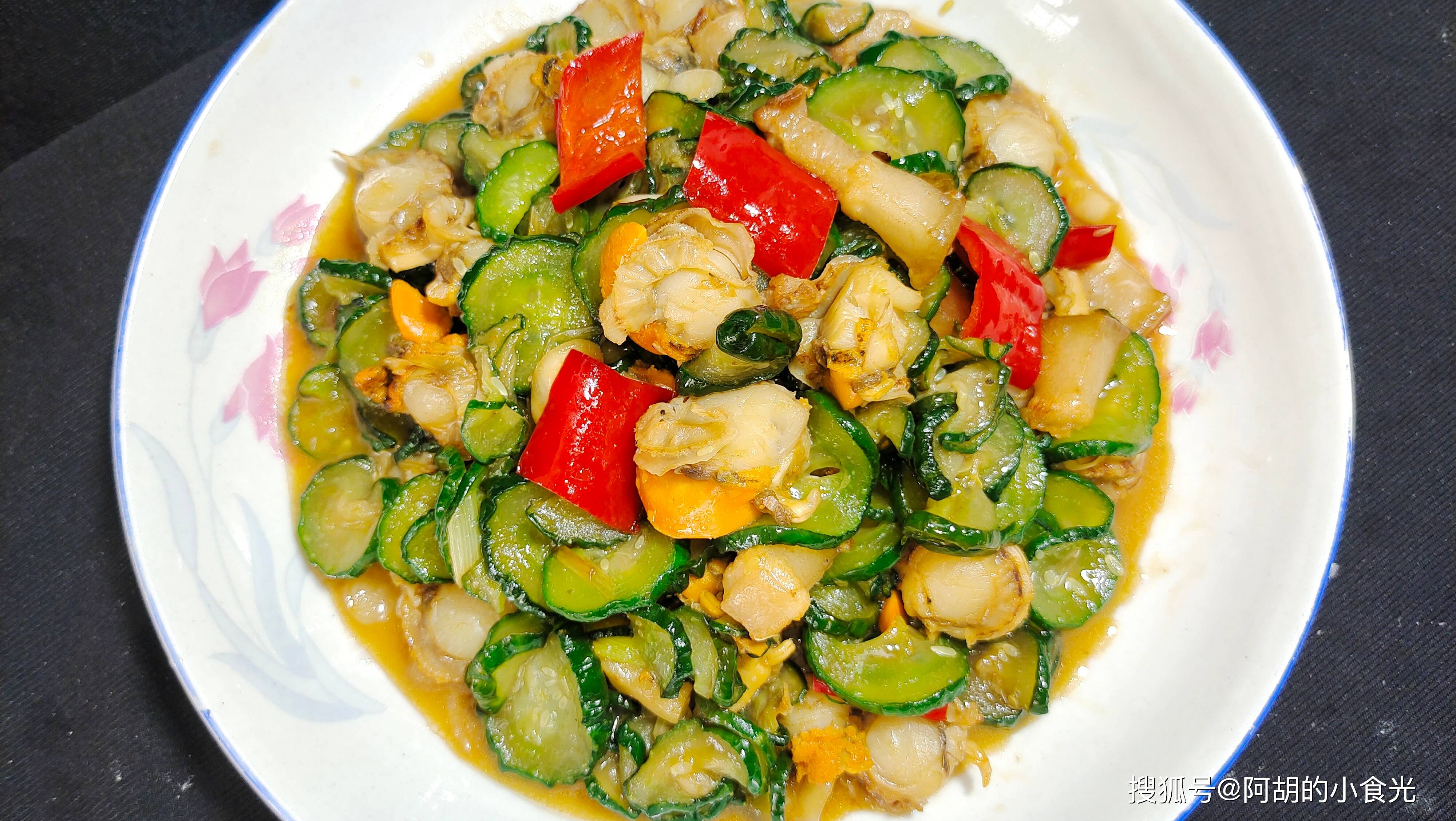 今天和黄瓜搭配的不是万年不变的鸡蛋,而是一个海鲜扇贝肉,估计这做法