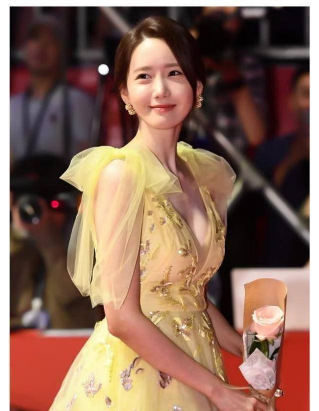 林允儿的年龄真难猜,出道14年,没变过……_下颌_状态_下巴