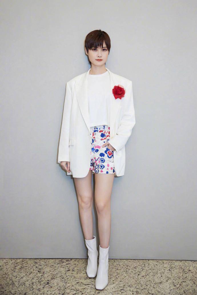 37岁李宇春不愧是时尚宠儿,西装套装秀小蛮腰,时尚时尚袜太撩人_黑色