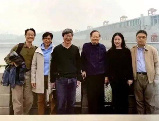 老人翁帆罕见家族照，翁帆开心像小女人，老人满脸笑容很深情-翁帆家族简介