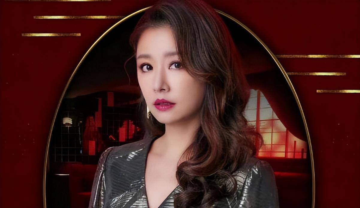 47岁林心如出席活动:疑似不穿内衣,紧身衣勒出身材线条轮廓引争议!