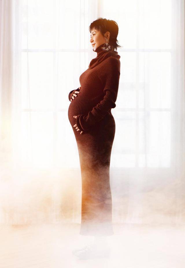 马丽大方晒孕期写真,针织长裙秀出曲线美,自带母爱光芒太耀眼_妈妈