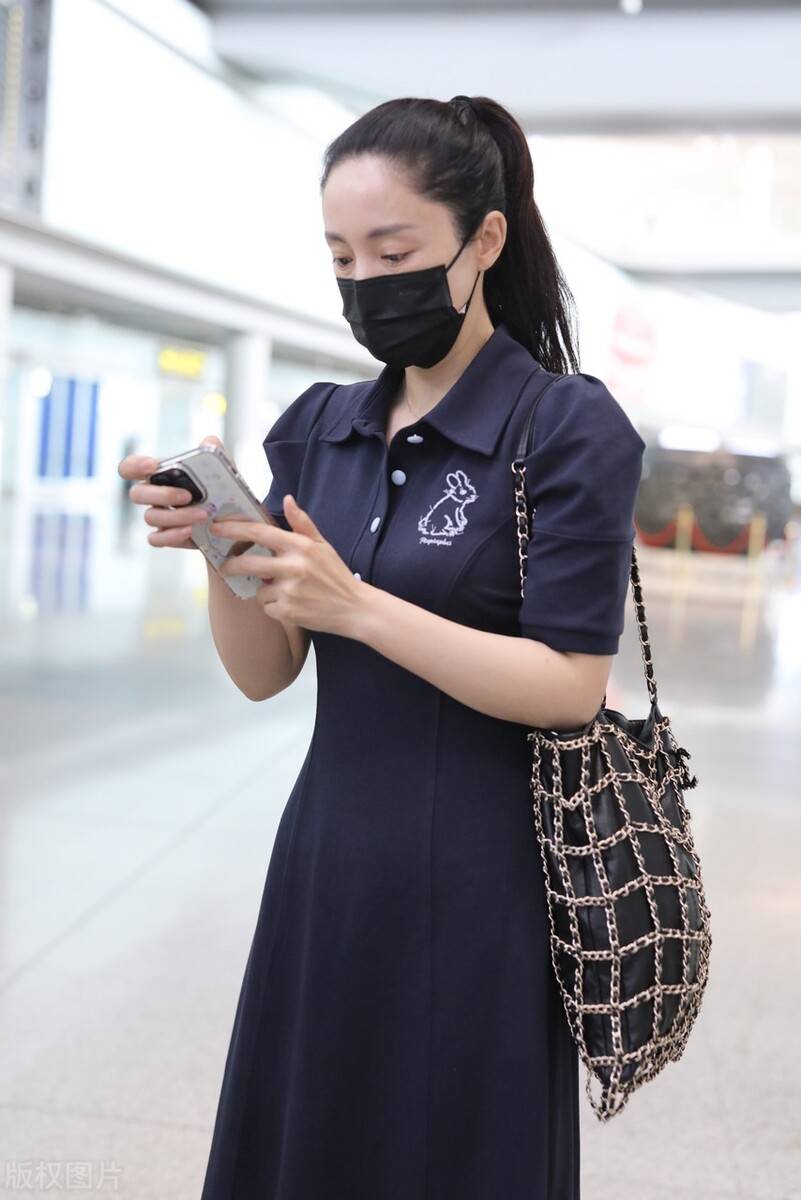 董璇素颜现身机场,腰部曲线格外吸睛,网友:高云翔活该啊!