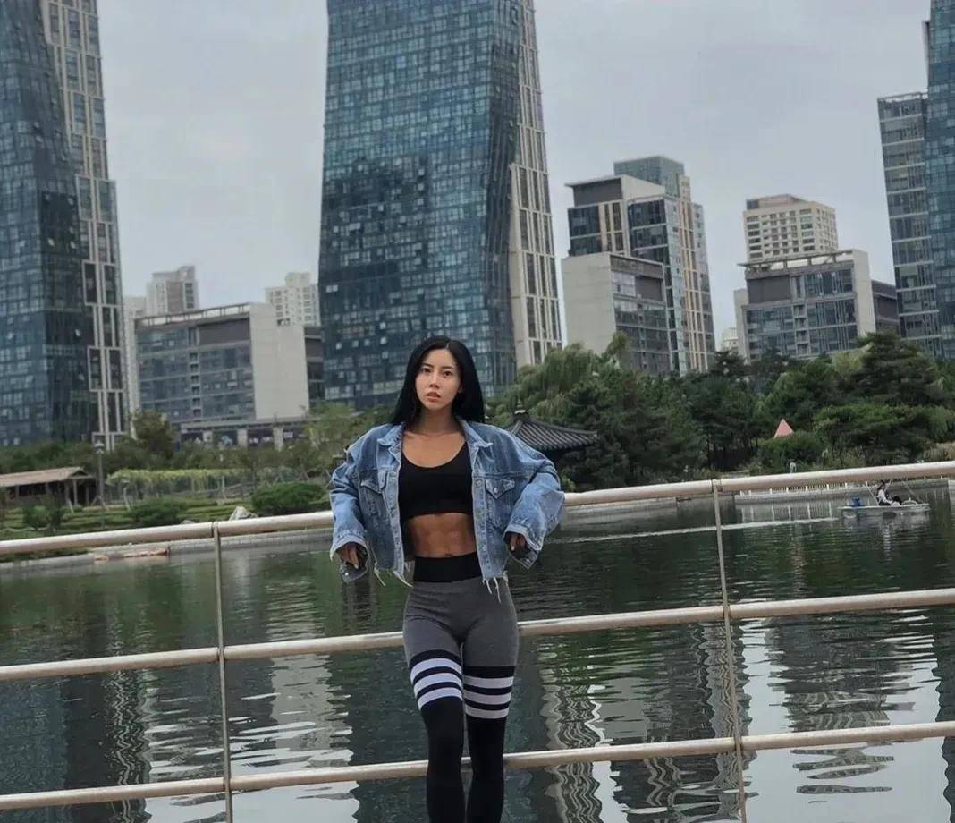 绝世肌肉女,魔鬼身材,完美腹肌._健身_训练_姐姐