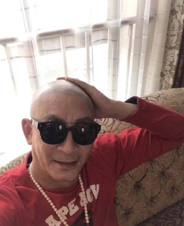 戴着墨镜的光头六小龄童老师霸气十足,很有大哥范.