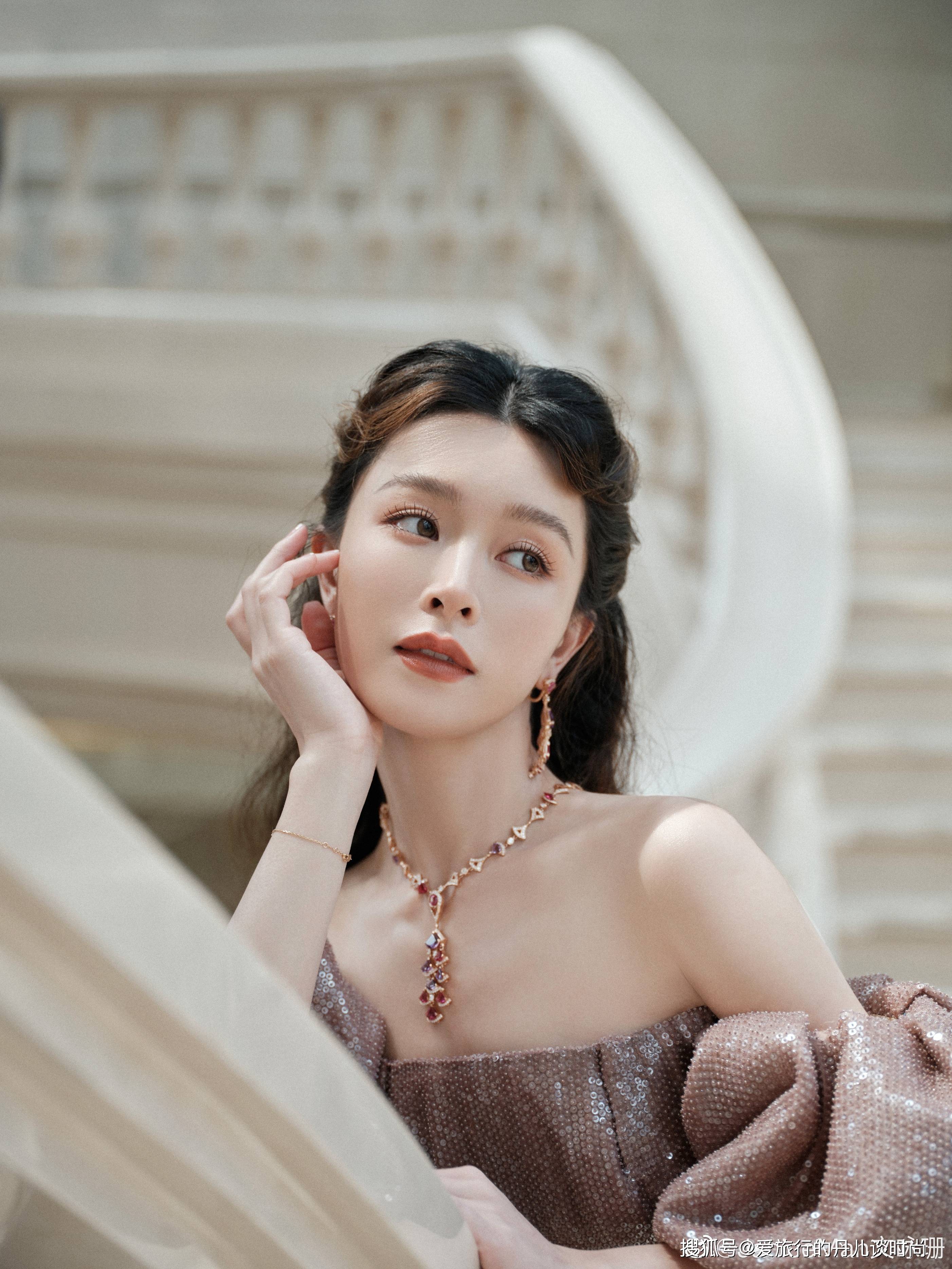 文咏珊身着卡其色亮片礼服裙,展现高贵冷艳公主范.