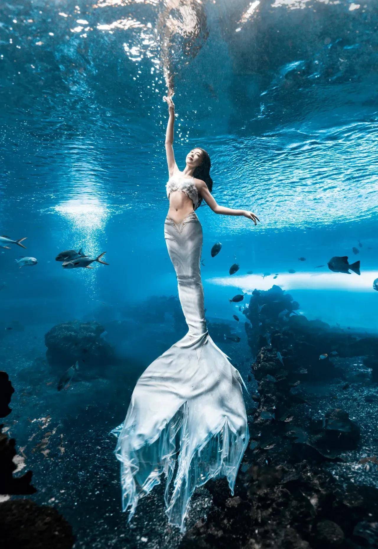 即使41岁了,身材保养得像20岁的小女孩,宋佳姐姐,会游泳就多游一点吧