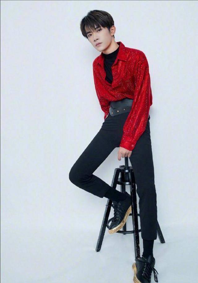 男明星长腿穿搭:杨洋李现穿正装,任嘉伦宋威龙休闲装_风格_感觉_西服