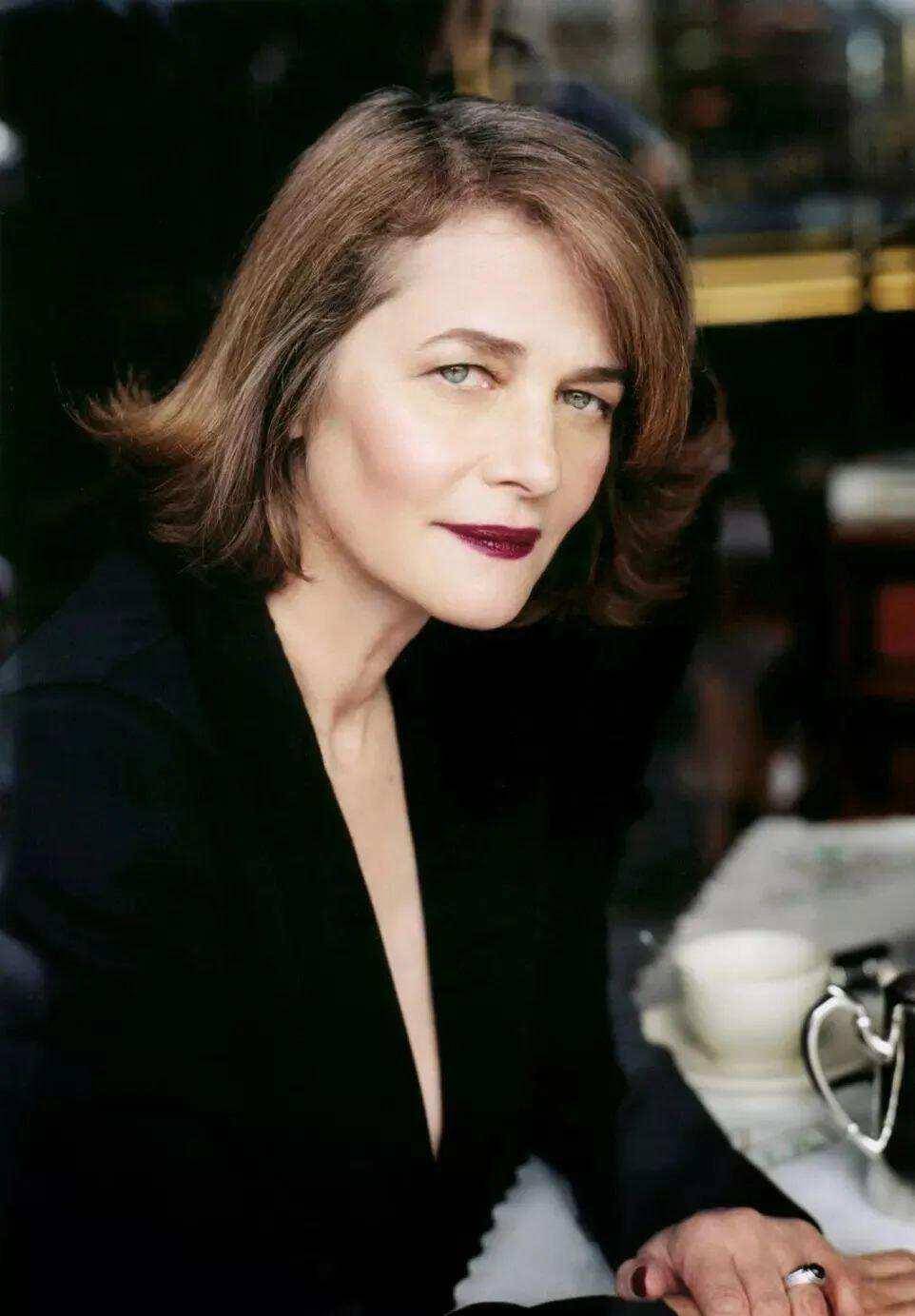 77岁美貌霸屏,她完美诠释了什么是不败之美_夏洛特·兰普林_西装_时尚