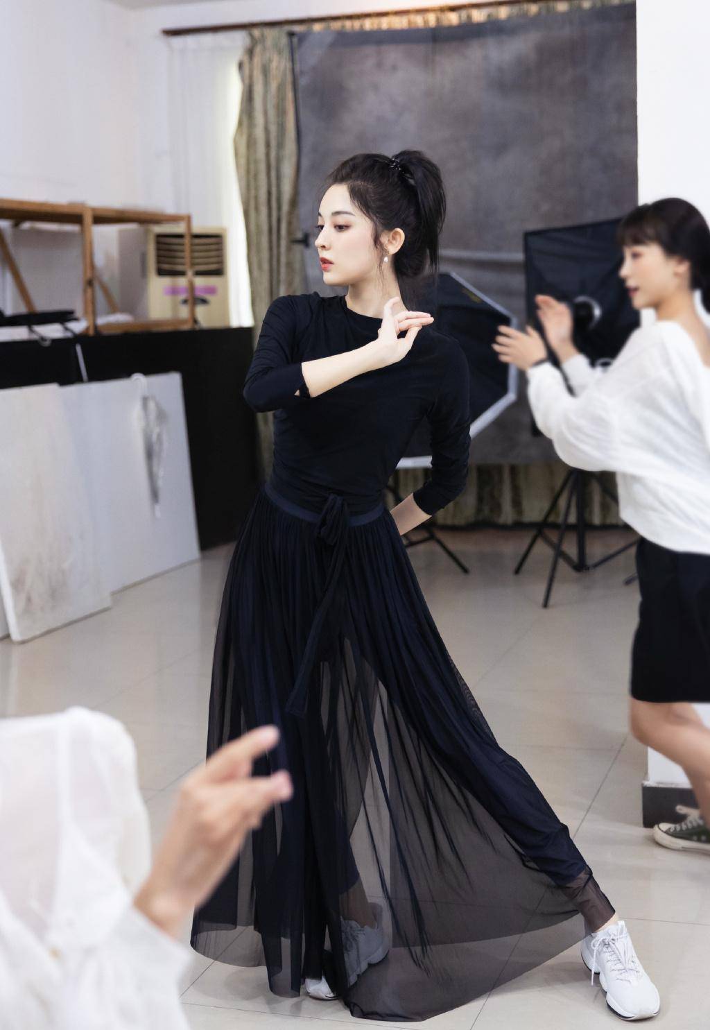 古力娜扎就是厉害,叠穿背心就算了,还把袖口当领口,时尚又特别_黑色