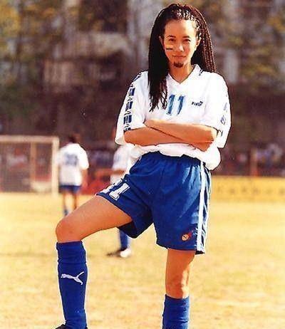 牵手初恋连自己都觉得离谱年少时的莫文蔚和老公如今,莫文蔚与从事