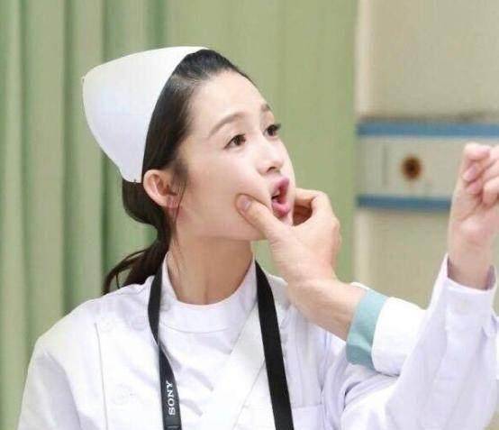 明星各种捏脸杀:迪丽热巴很囧,李沁很可爱,赵丽颖意见最大_周冬雨